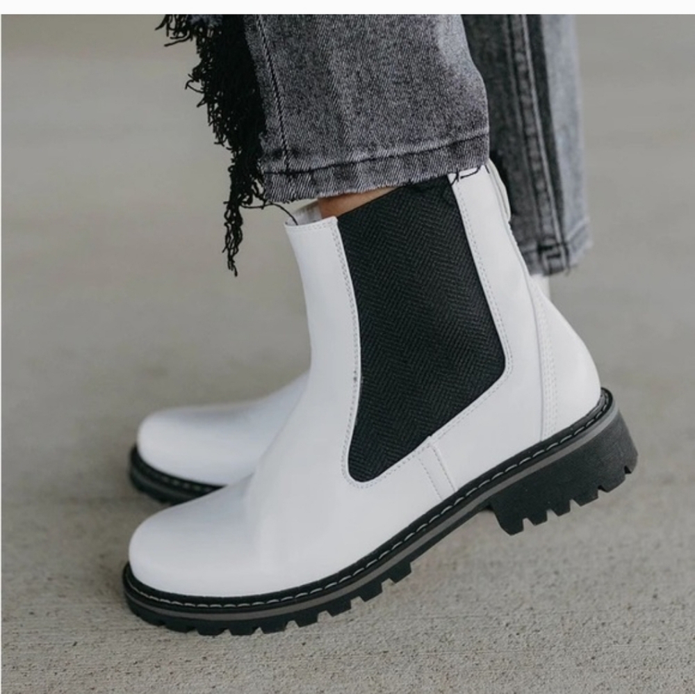 Corkys To Be Honest White Chelsea Ankle Boots Size 8 NWT Lug Sole